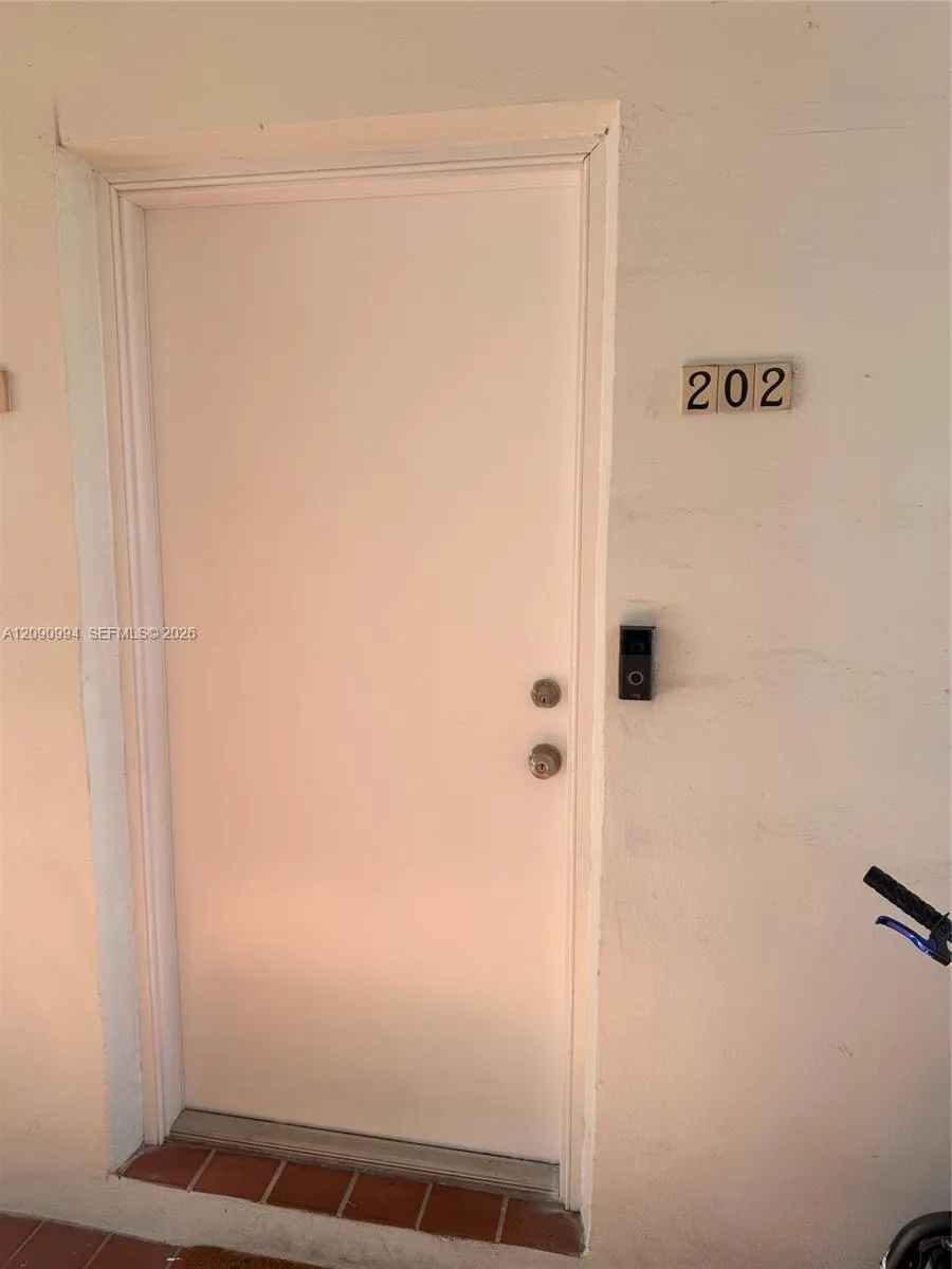 460 W Park Dr #202 Miami, FL 33172