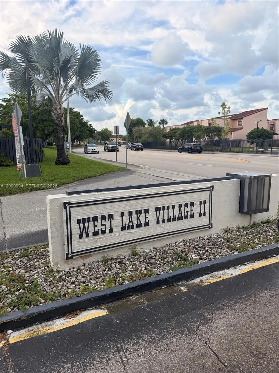 460 W Park Dr #202 Miami, FL 33172