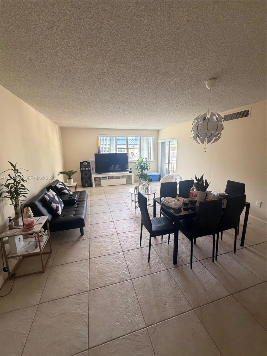 460 W Park Dr #202 Miami, FL 33172
