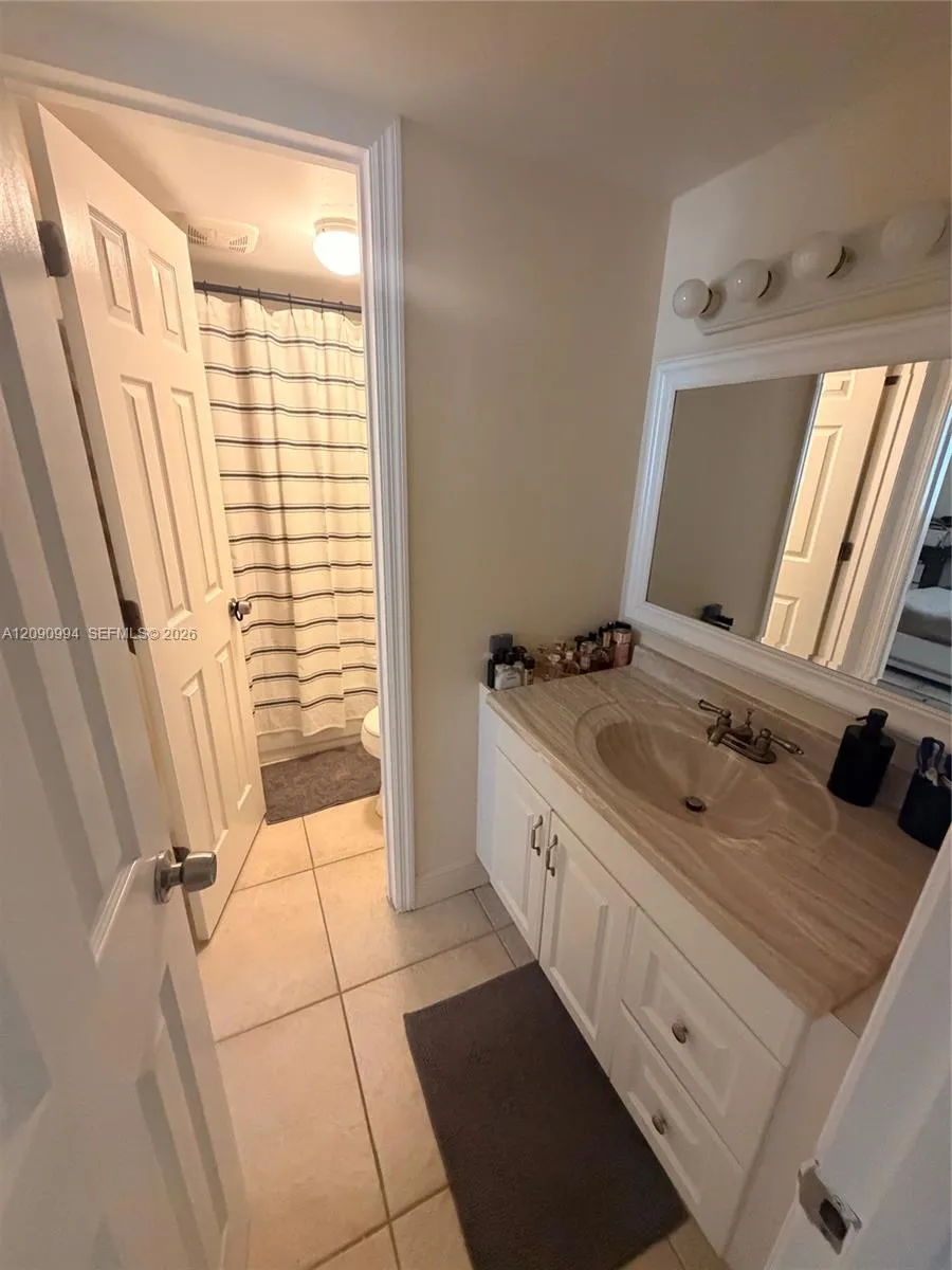 460 W Park Dr #202 Miami, FL 33172