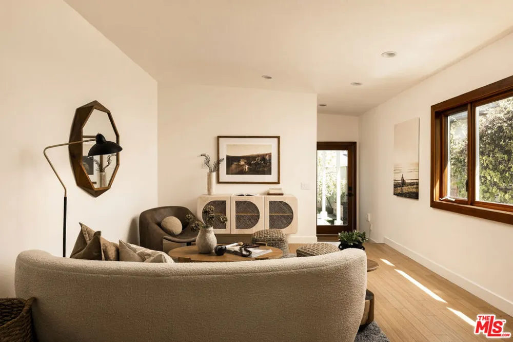 2429 Cloy Avenue Venice, CA 90291
