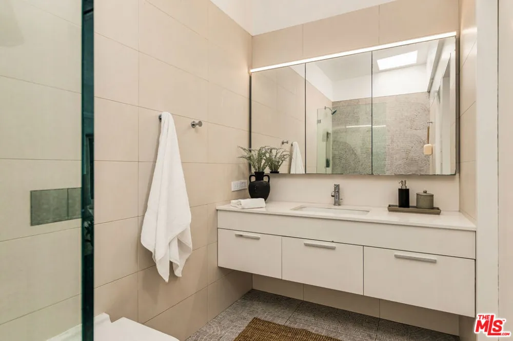 2429 Cloy Avenue Venice, CA 90291