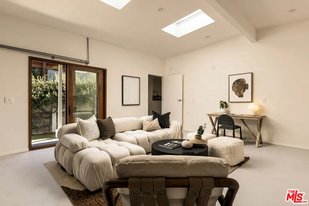 2429 Cloy Avenue Venice, CA 90291