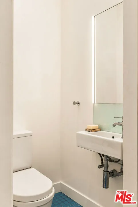 2429 Cloy Avenue Venice, CA 90291