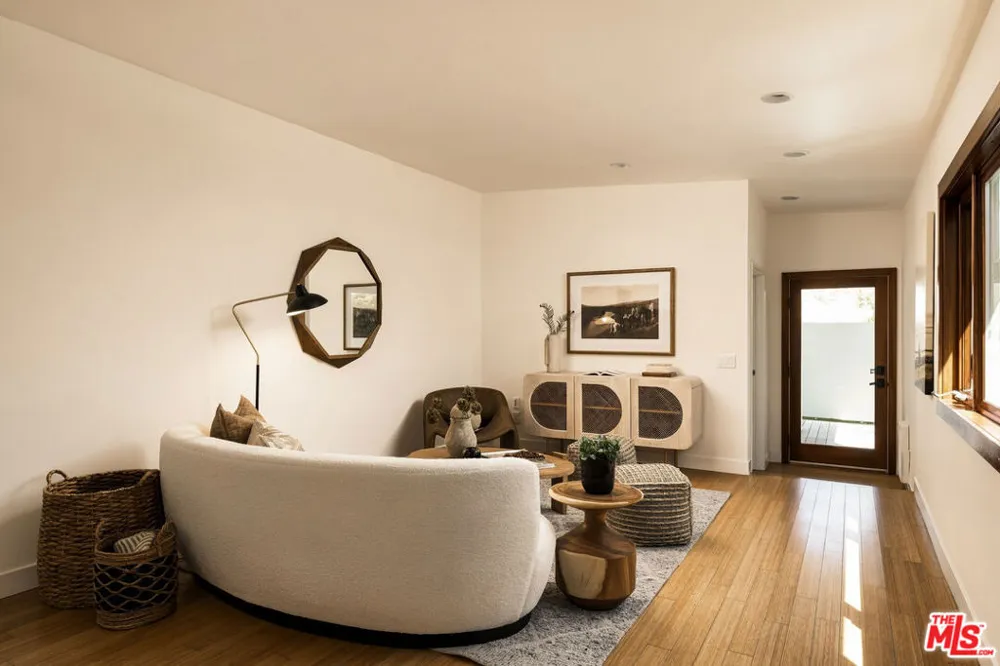 2429 Cloy Avenue Venice, CA 90291