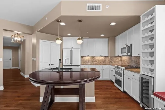 215 CENTER ST #807 San Antonio, TX 78202