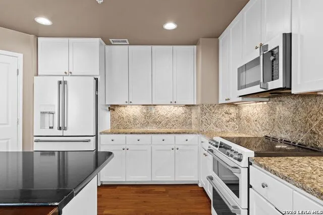 215 CENTER ST #807 San Antonio, TX 78202
