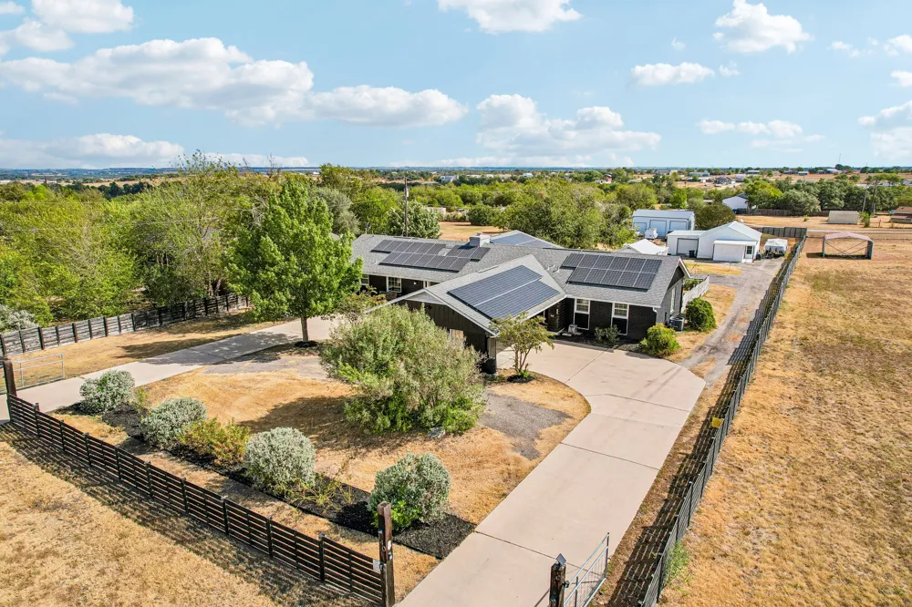 140 Family Circle Hutto, TX 78634