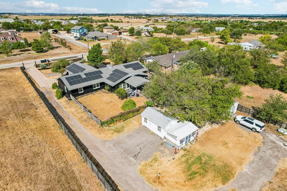 140 Family Circle Hutto, TX 78634