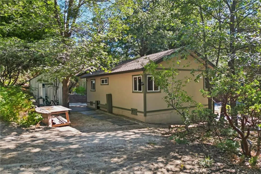 6028 Lake Angelus Oaks, CA 92305