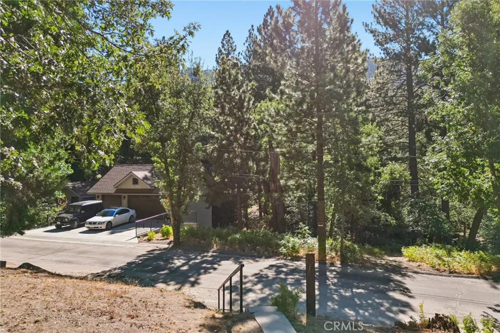 6028 Lake Angelus Oaks, CA 92305