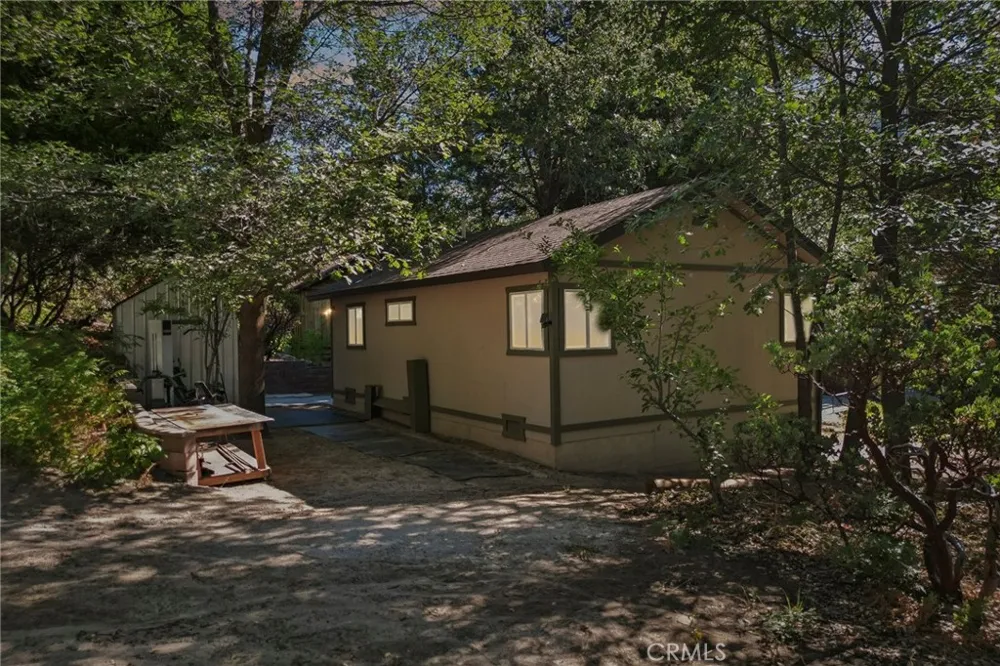 6028 Lake Angelus Oaks, CA 92305