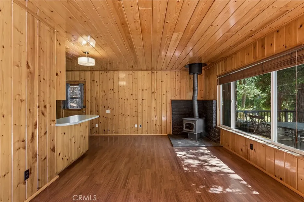 6028 Lake Angelus Oaks, CA 92305