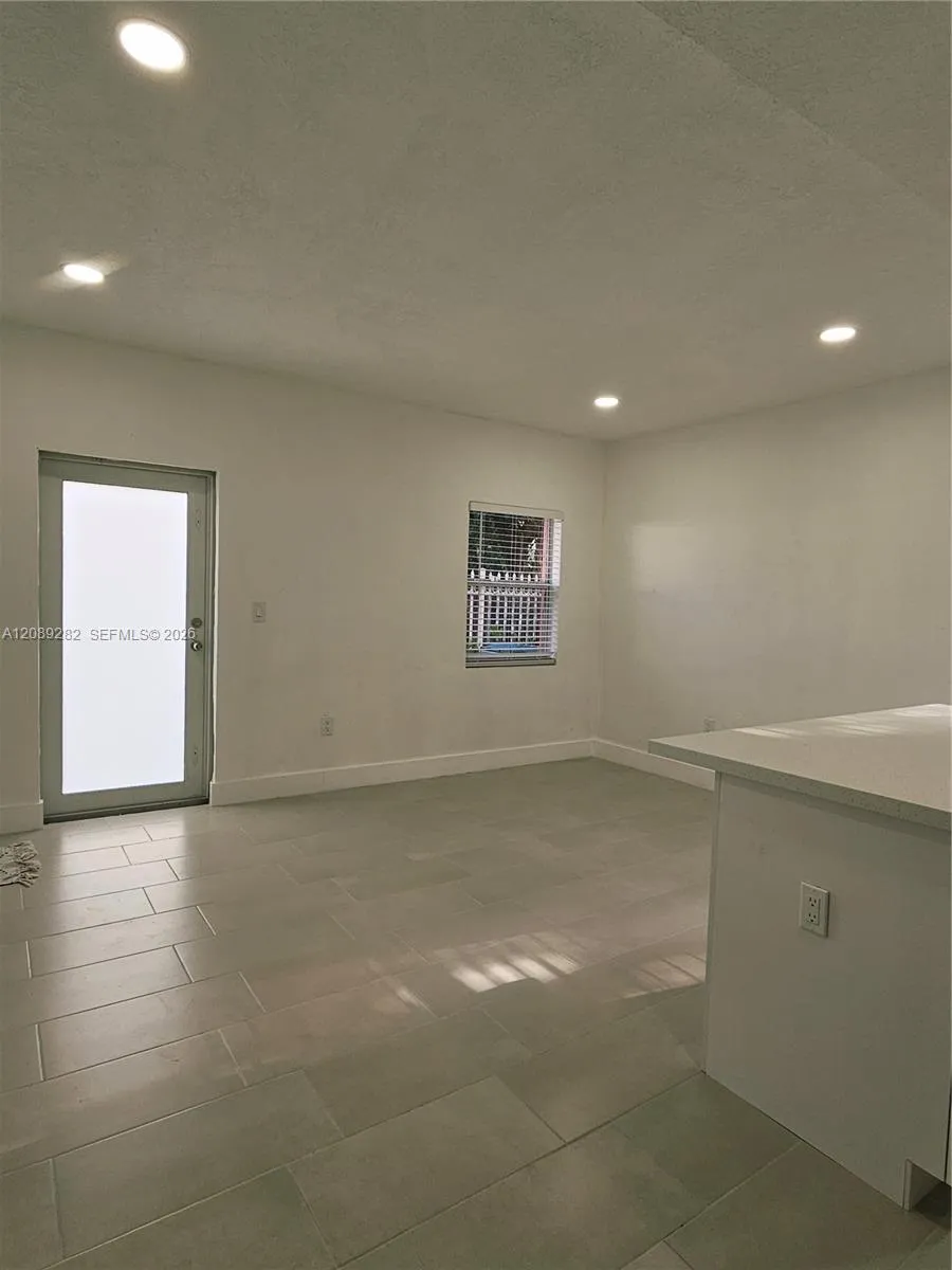 2756 NW 46th St #101 Miami, FL 33142