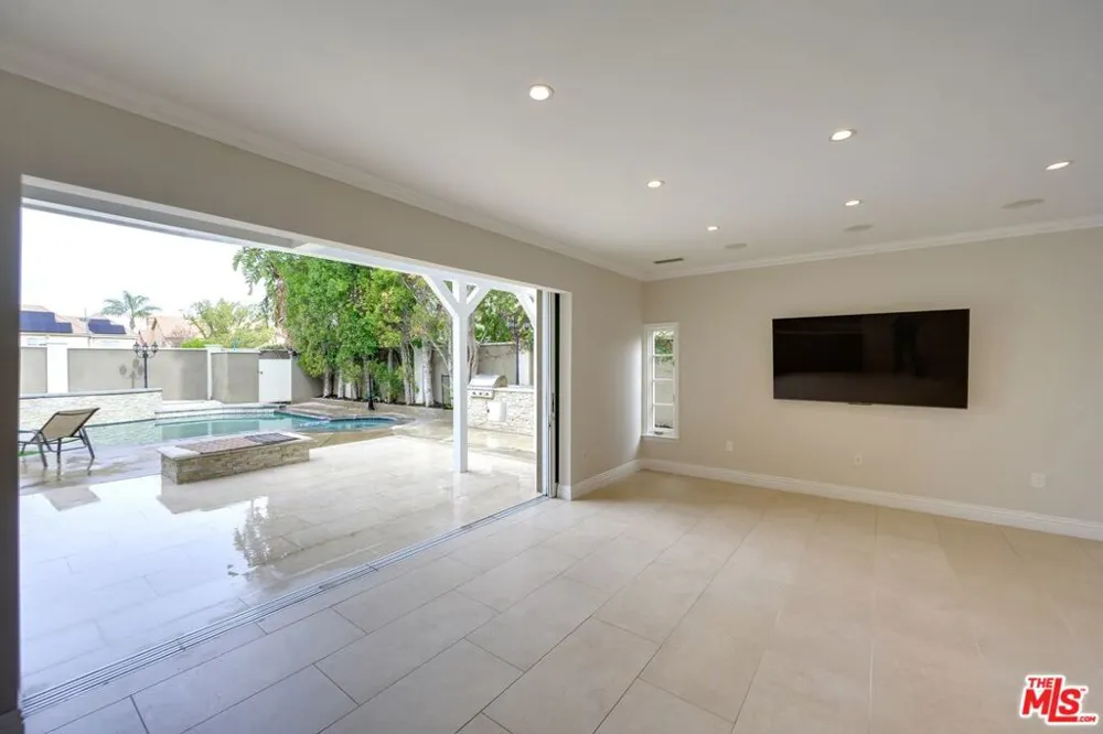 18519 Linnet Street Los Angeles, CA 91356
