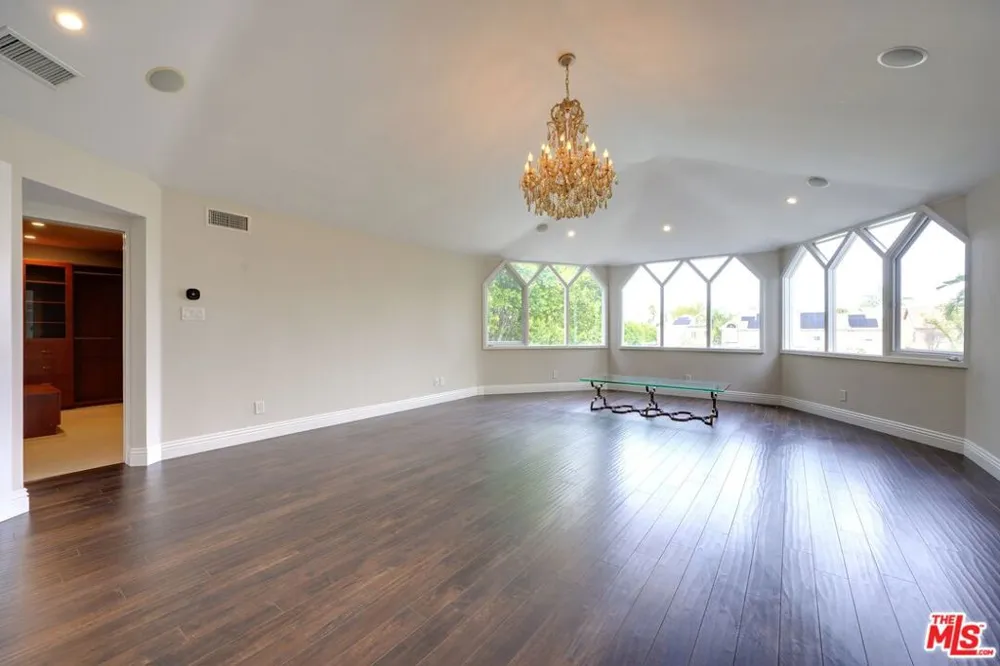 18519 Linnet Street Los Angeles, CA 91356