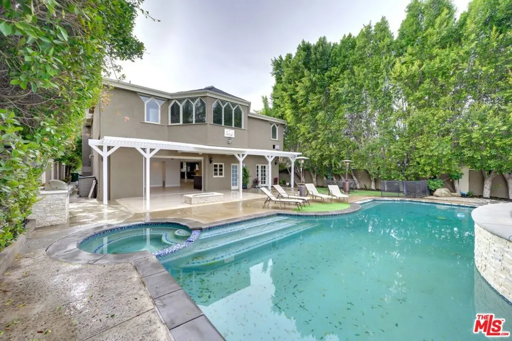 18519 Linnet Street Los Angeles, CA 91356