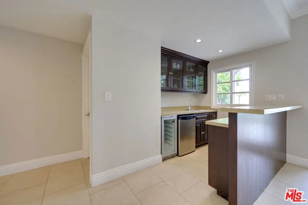 18519 Linnet Street Los Angeles, CA 91356
