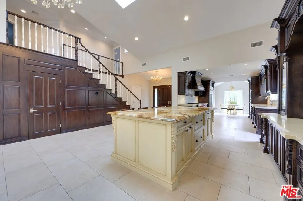 18519 Linnet Street Los Angeles, CA 91356