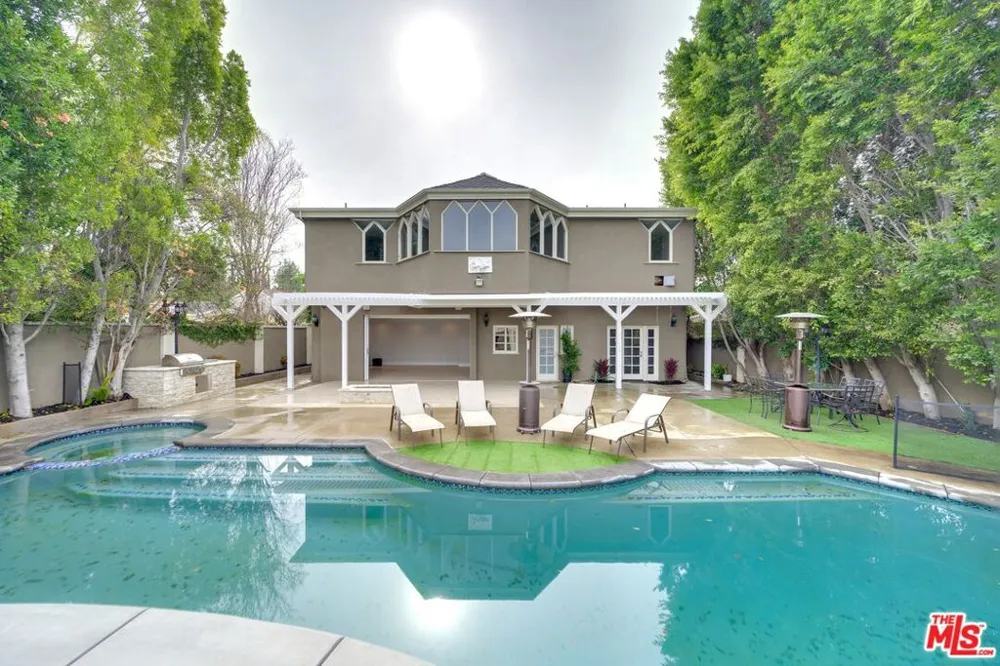 18519 Linnet Street Los Angeles, CA 91356