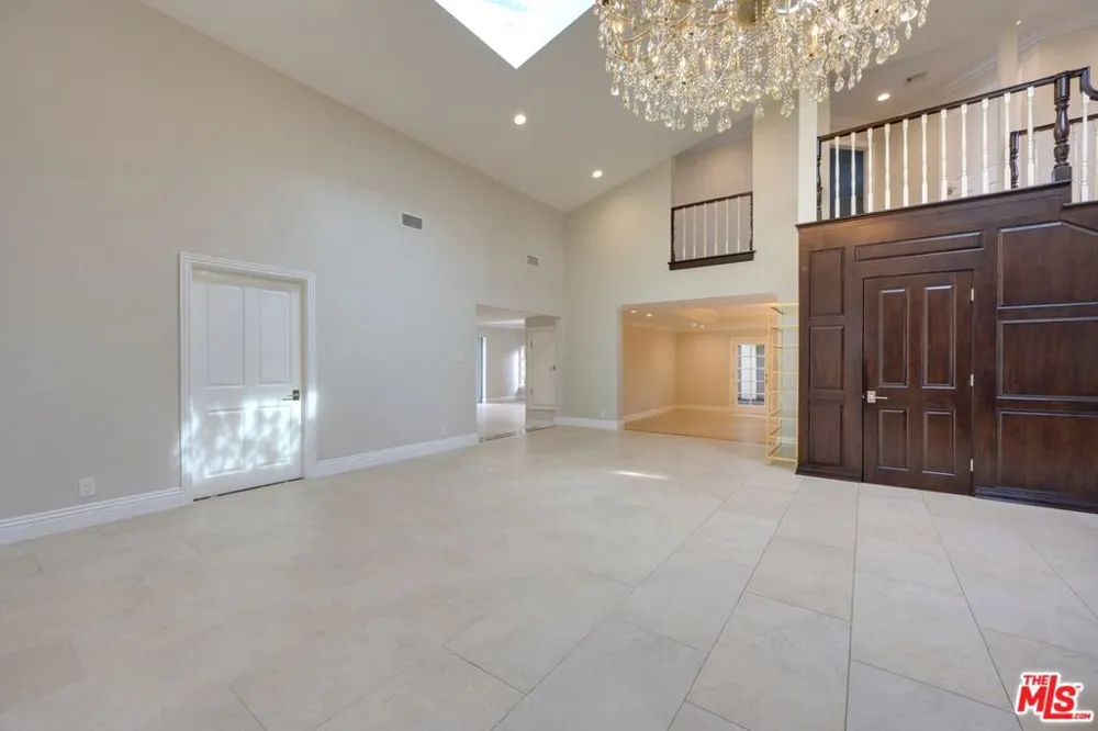 18519 Linnet Street Los Angeles, CA 91356