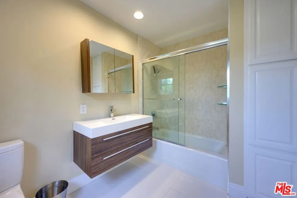 18519 Linnet Street Los Angeles, CA 91356