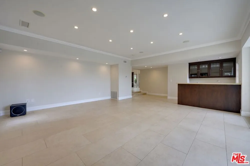 18519 Linnet Street Los Angeles, CA 91356
