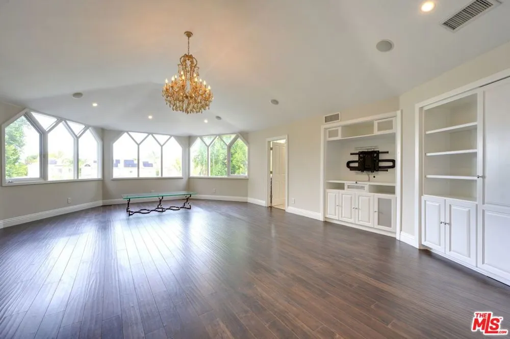 18519 Linnet Street Los Angeles, CA 91356