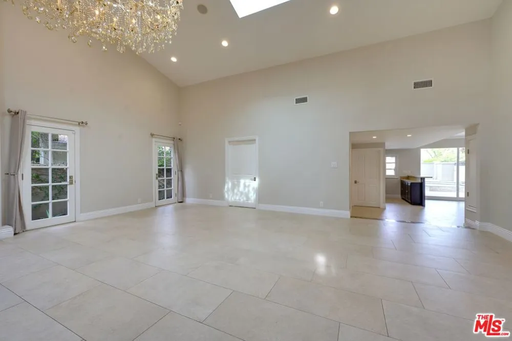 18519 Linnet Street Los Angeles, CA 91356