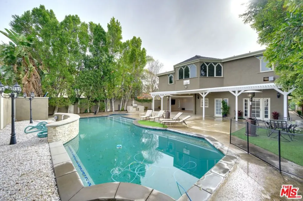 18519 Linnet Street Los Angeles, CA 91356