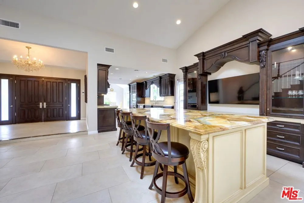 18519 Linnet Street Los Angeles, CA 91356
