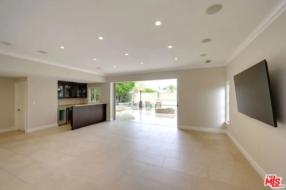 18519 Linnet Street Los Angeles, CA 91356