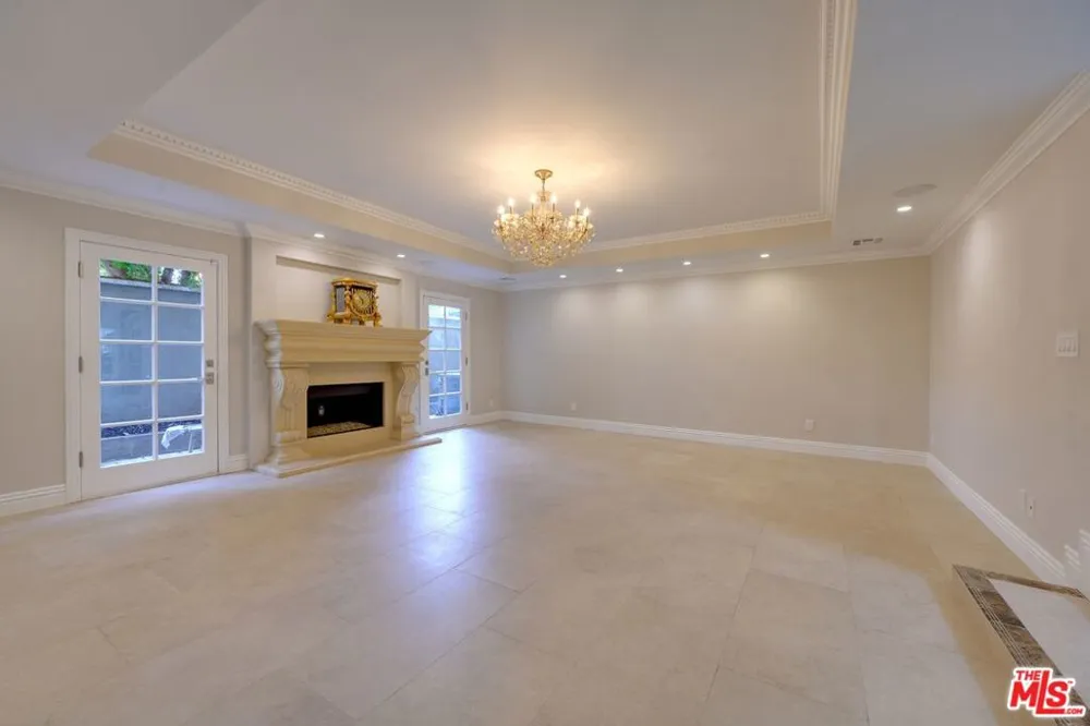18519 Linnet Street Los Angeles, CA 91356