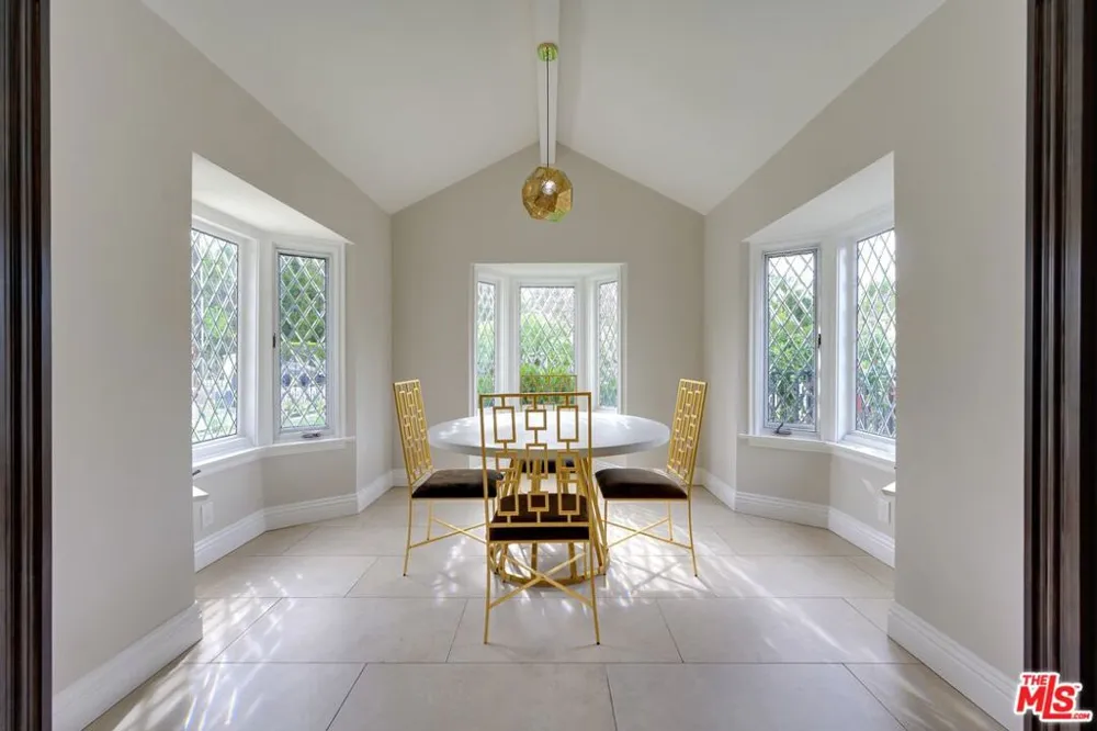 18519 Linnet Street Los Angeles, CA 91356