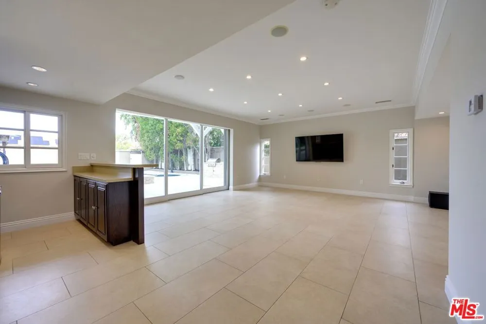 18519 Linnet Street Los Angeles, CA 91356