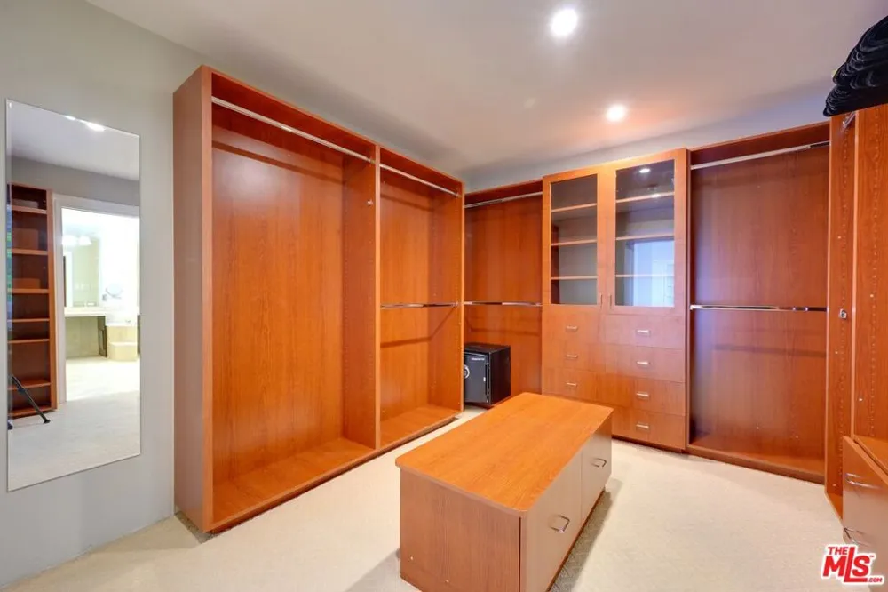 18519 Linnet Street Los Angeles, CA 91356