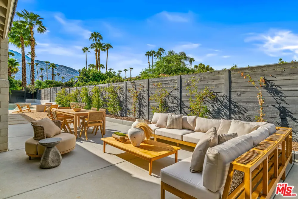 2942 E Orella Circle Palm Springs, CA 92264