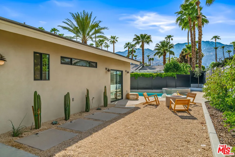 2942 E Orella Circle Palm Springs, CA 92264