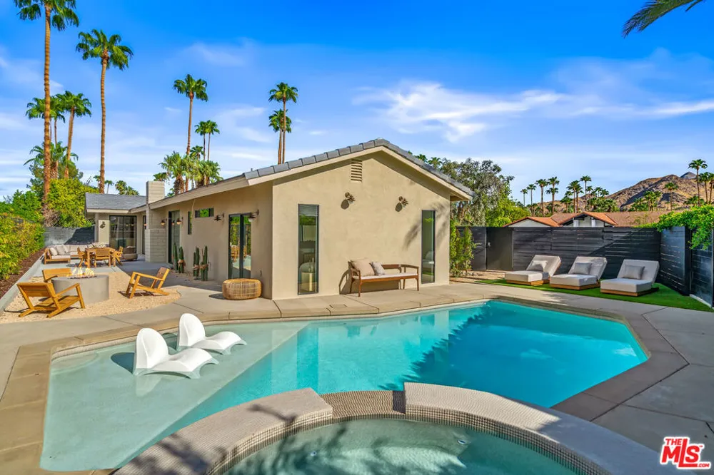 2942 E Orella Circle Palm Springs, CA 92264