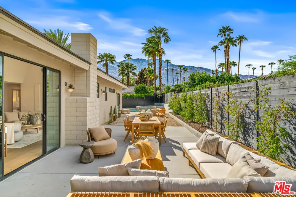 2942 E Orella Circle Palm Springs, CA 92264