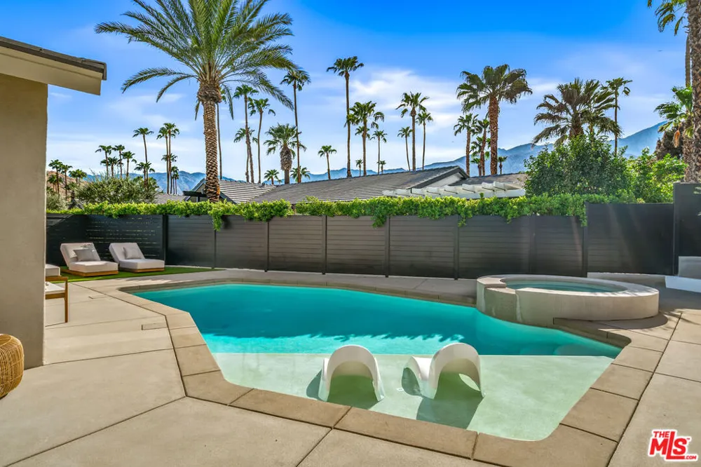 2942 E Orella Circle Palm Springs, CA 92264