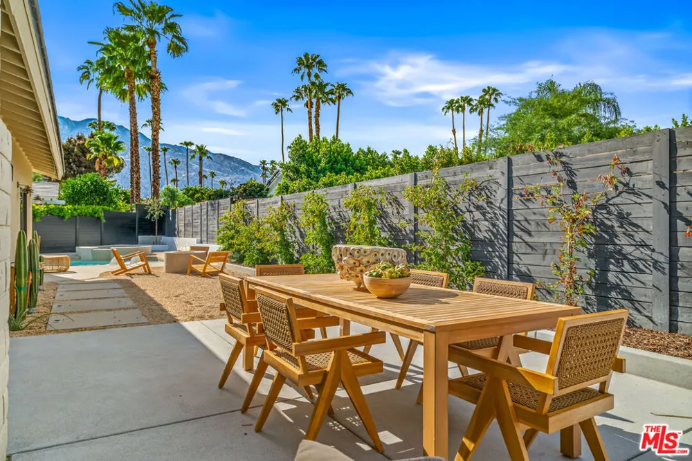 2942 E Orella Circle Palm Springs, CA 92264