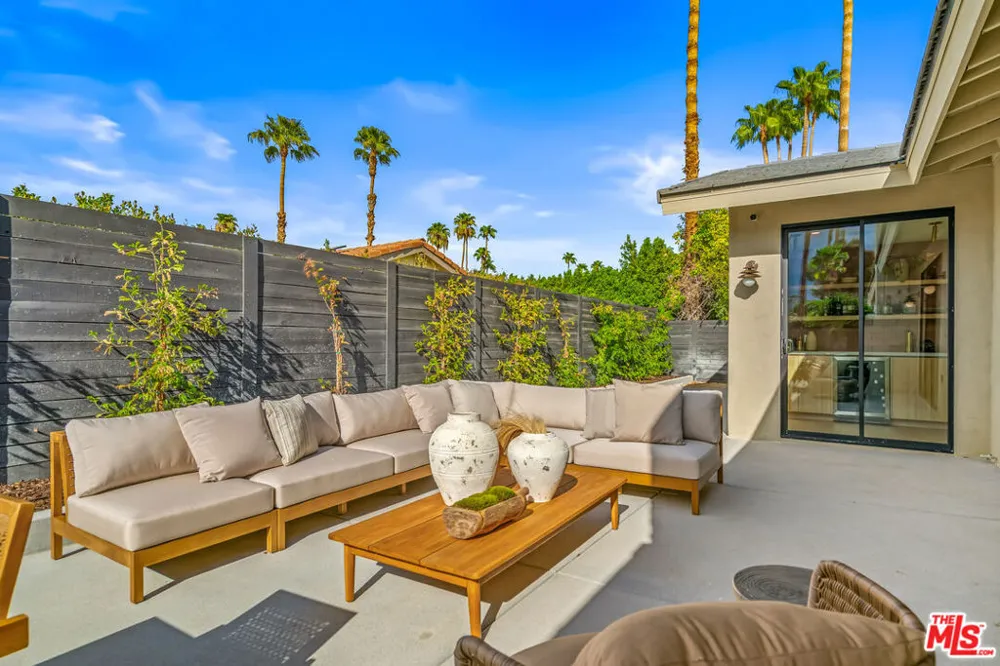 2942 E Orella Circle Palm Springs, CA 92264