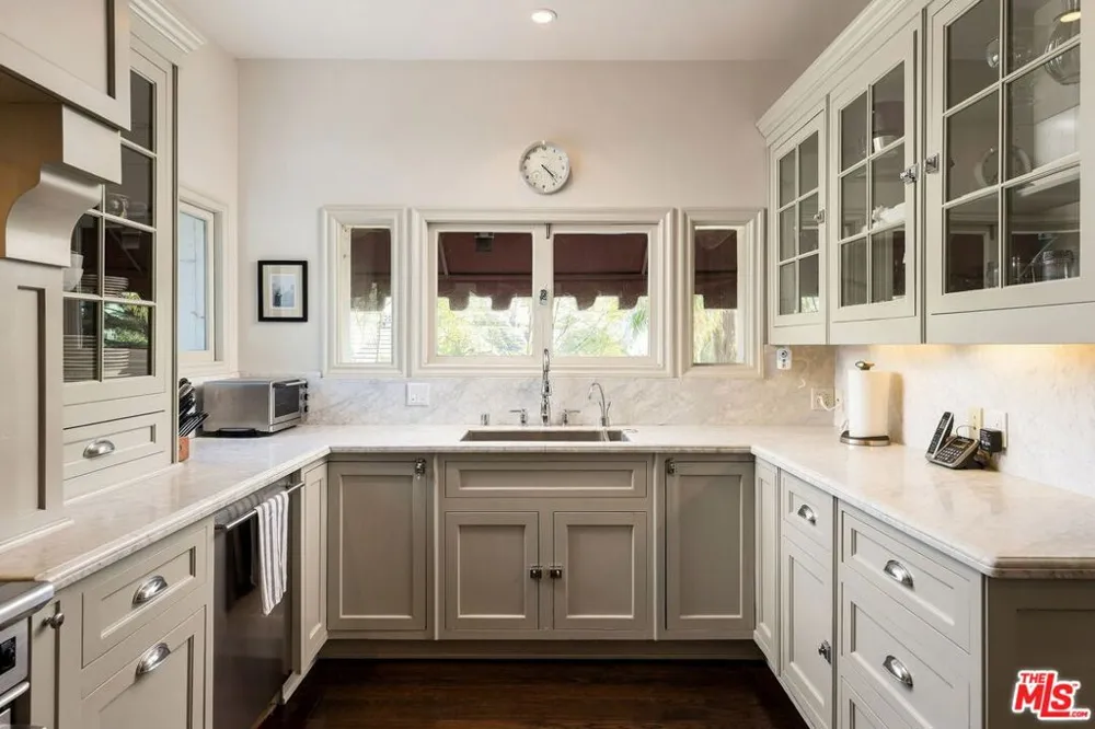 7887 Hillside Avenue Los Angeles, CA 90046