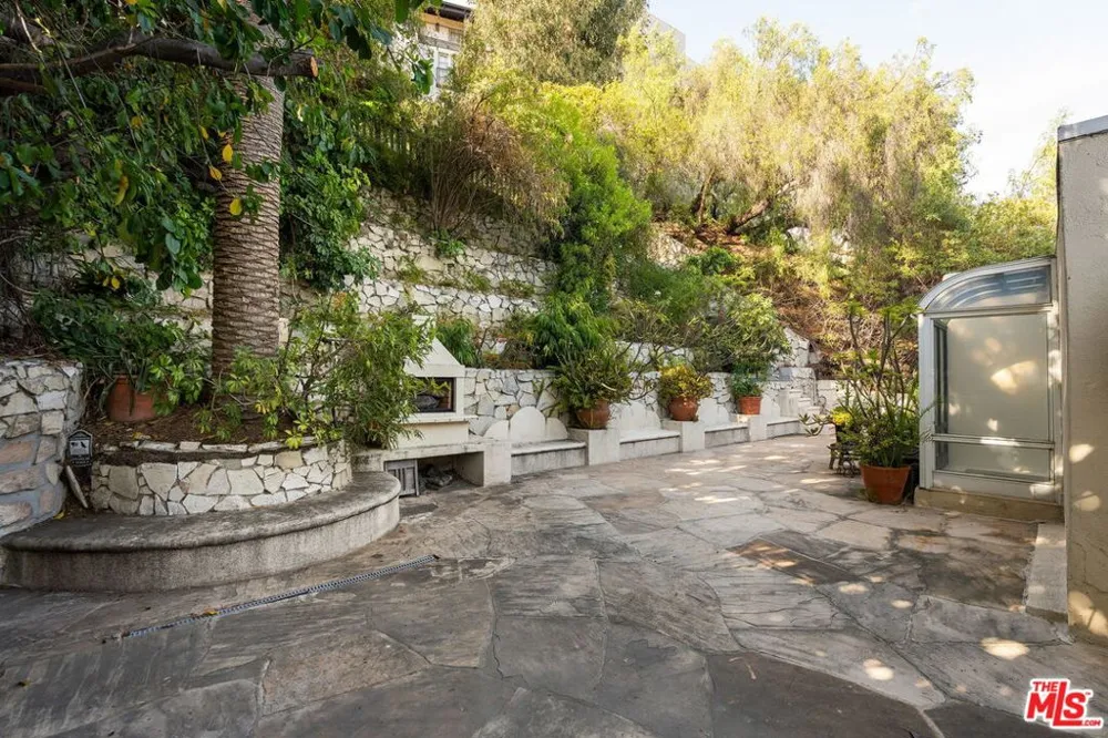 7887 Hillside Avenue Los Angeles, CA 90046