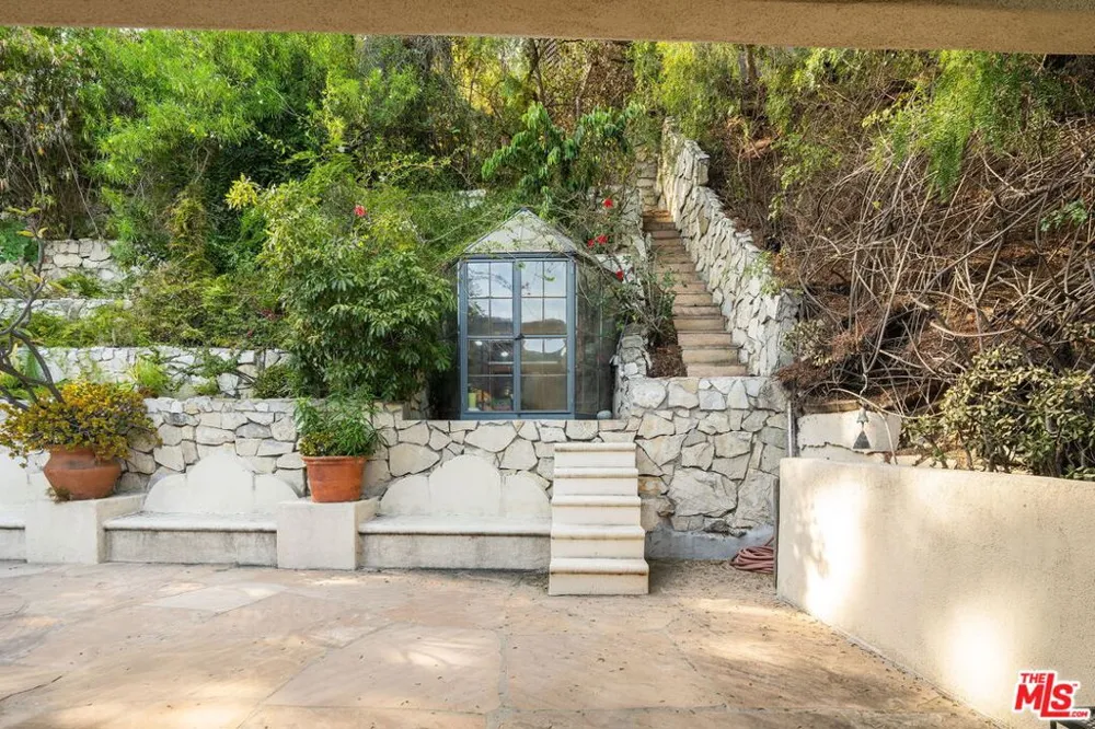 7887 Hillside Avenue Los Angeles, CA 90046