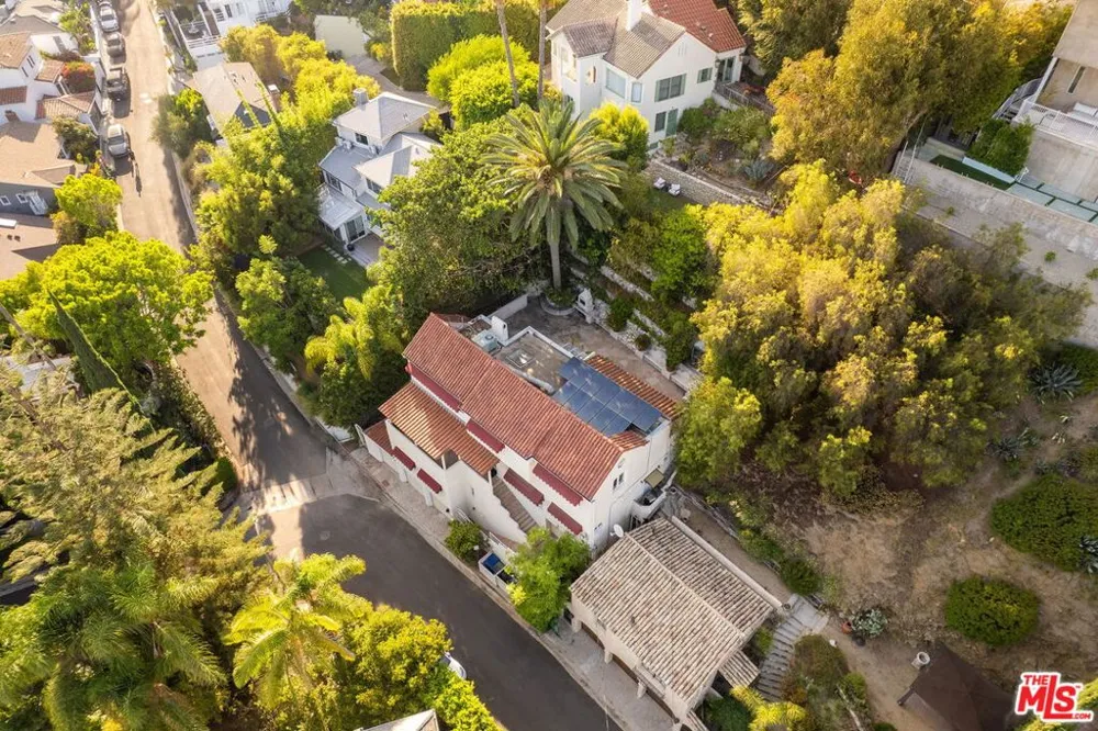 7887 Hillside Avenue Los Angeles, CA 90046