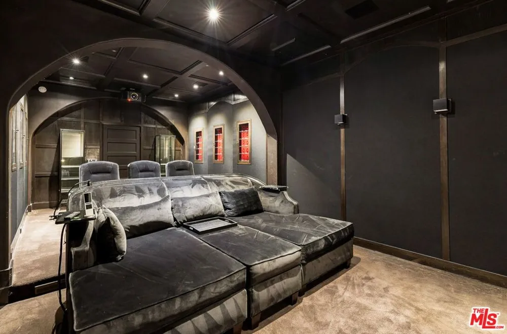 7887 Hillside Avenue Los Angeles, CA 90046