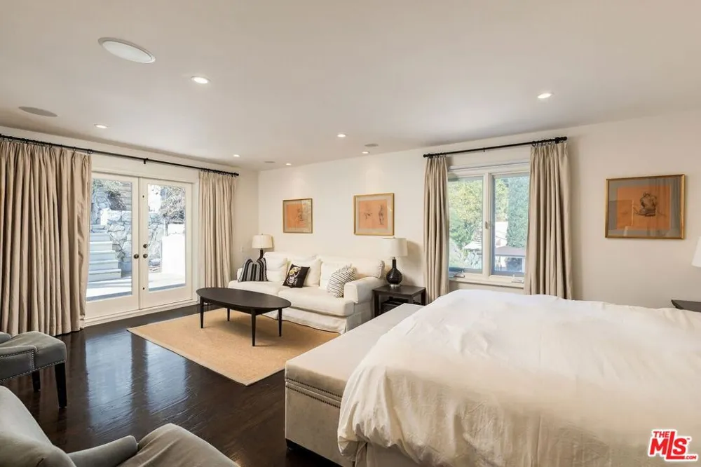 7887 Hillside Avenue Los Angeles, CA 90046
