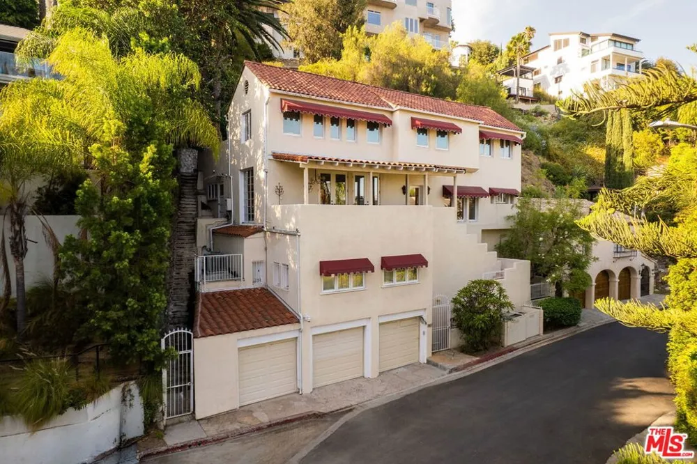 7887 Hillside Avenue Los Angeles, CA 90046